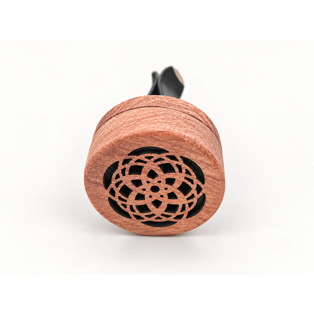 Produktansicht des Auto-Duftclips aus Holz mit Mandala-Design und Lüftungsclip